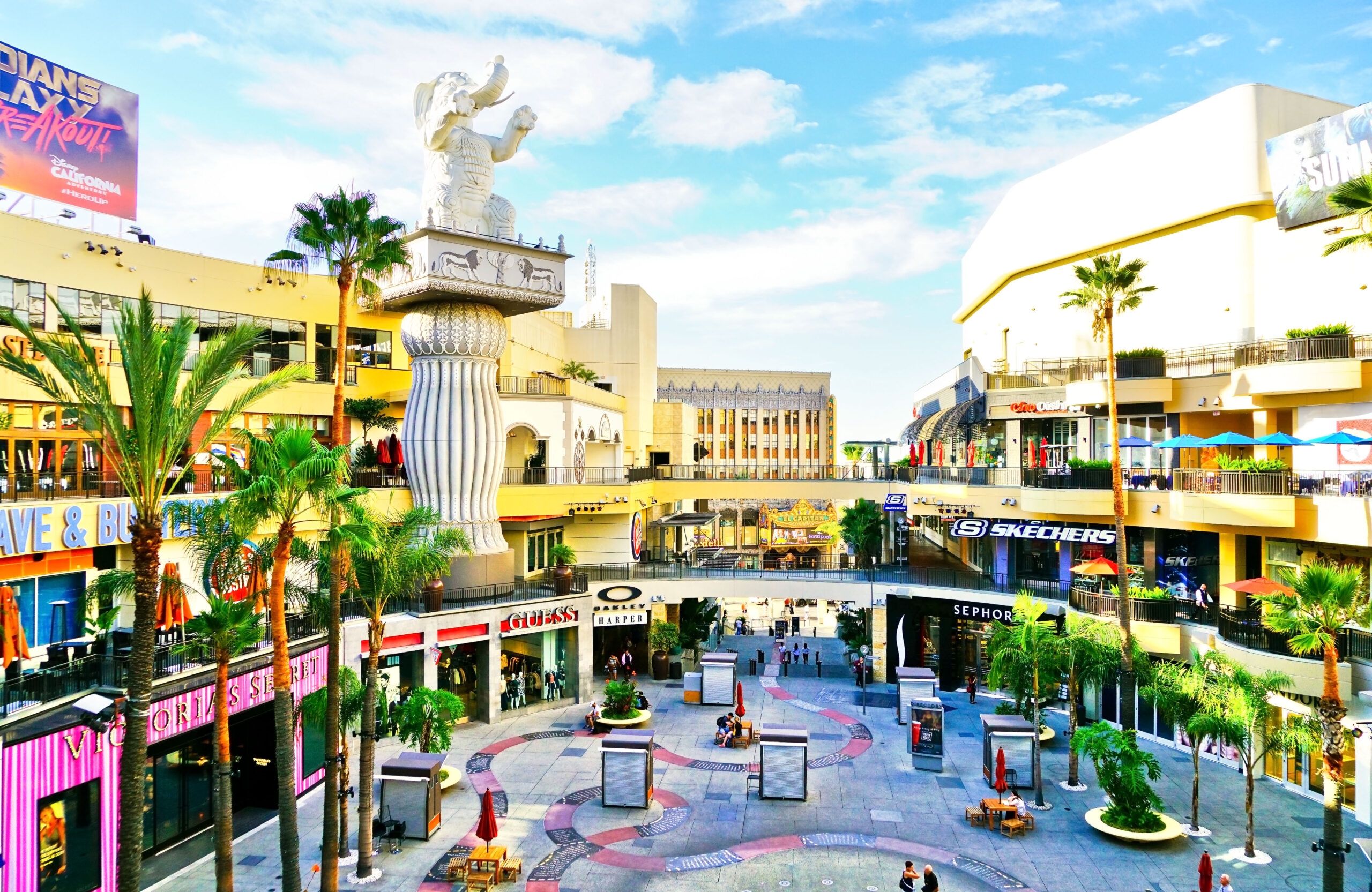 A beautiful mall in the city of the Los Angeles